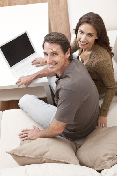 Man & Woman Couple Using Laptop Computer At Home - Foto, imagen