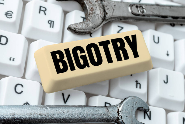 Käsin kirjoittaminen merkki Bigotry, Käsitteellinen valokuva itsepäinen tai suvaitsematon omistautumista omia mielipiteitä ja ennakkoluuloja - Valokuva, kuva
