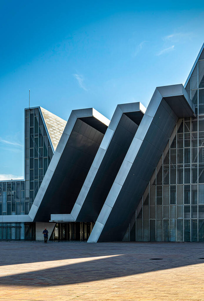 Fassade des Konferenzzentrums von Saragossa (Kongresspalast). Futuristische Architektur in Zaragoza, Spanien - Foto, Bild