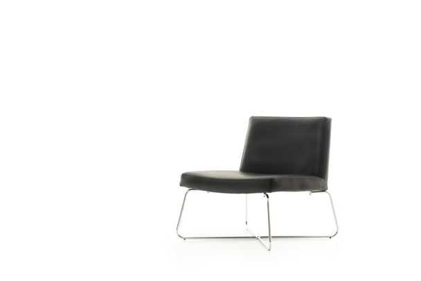 Alacsony profilú modern fekete szék fém lábakkal - Fotó, kép