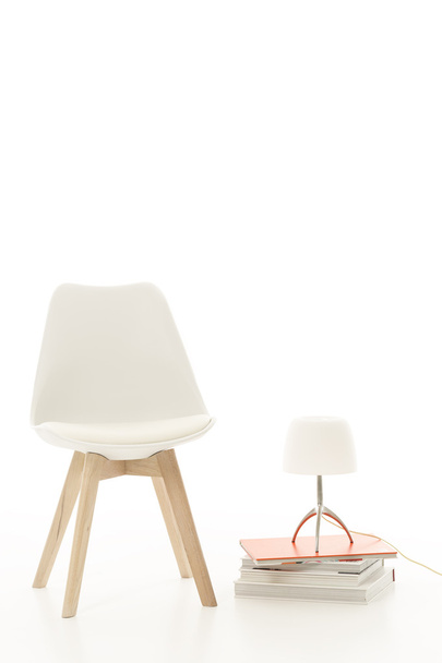 Pojedynczy stylowe nowoczesne krzesło biały z lampą - Zdjęcie, obraz