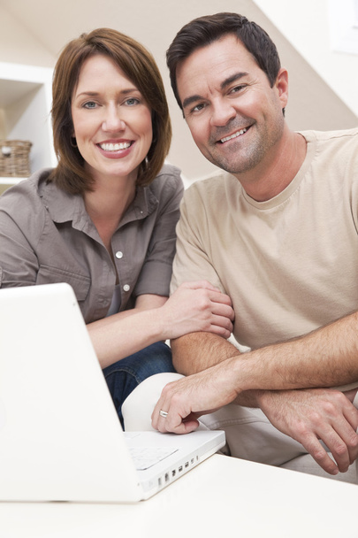 glückliches Paar nutzt Laptop zu Hause - Foto, Bild