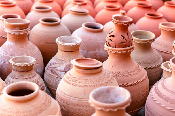Ceramiche fatte a mano nel mercato di Nizwa. Vasi di argilla al Rural Traditional Arabic Bazaar, Oman. - Foto, immagini
