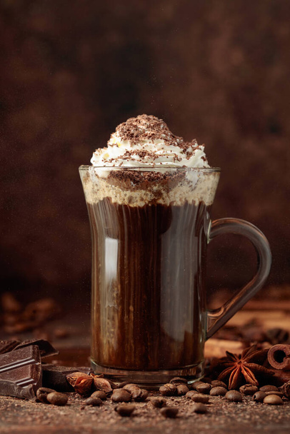 Koffie met slagroom bestrooid met chocoladekruimels. Warme vakantiedrank met ingrediënten. - Foto, afbeelding