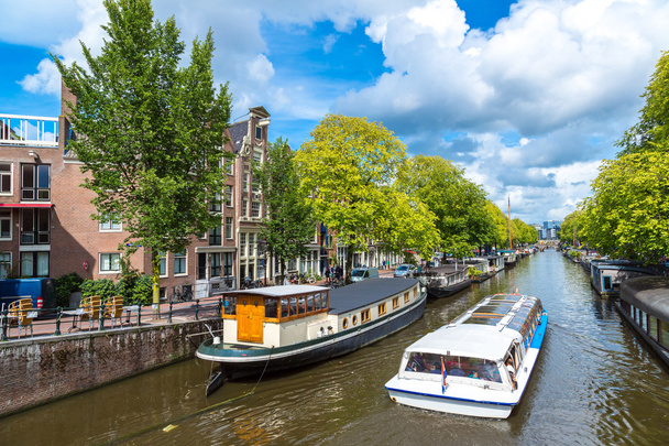 Типових амстердамських каналів і човни - Фото, зображення