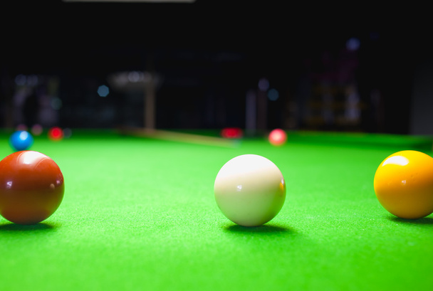 Snooker koule na zeleném povrchu stůl - Fotografie, Obrázek