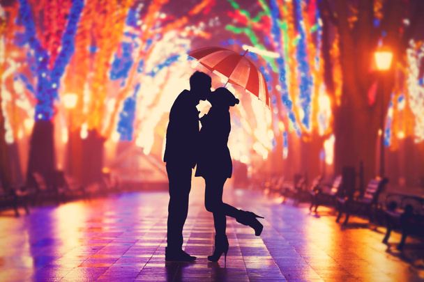 Gece sokak şemsiye öpüşme ile Çift. - Fotoğraf, Görsel