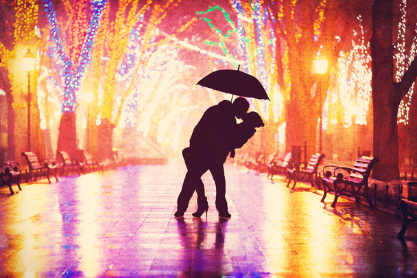 Coppia con ombrello baciare di notte vicolo
. - Foto, immagini