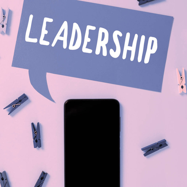Текст, що показує натхнення Лідерство, Інтернет-концепція Здатність Діяльність за участю лідерів групи людей або компанії
 - Фото, зображення