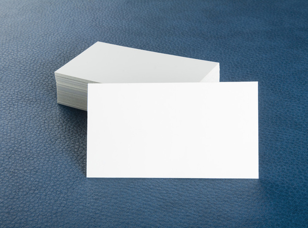 blank business cards on blue leather background - Foto, afbeelding
