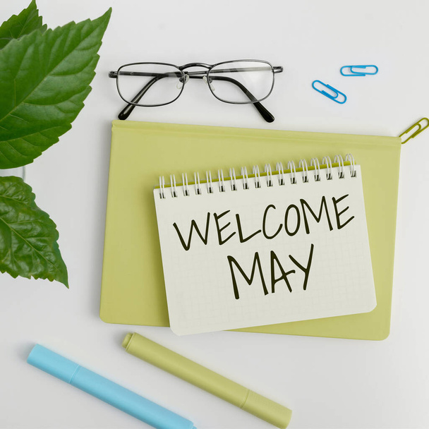 Didascalia di testo che presenta Welcome May, Business overview Calendario Sesto Mese Secondo trimestre Trenta giorni Saluti - Foto, immagini