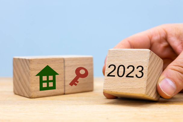 2023, Bedrijfs- en financieel concept, analyse van de woningmarkt, bouwkosten, huizenprijzen, huur flat, Malejace of stijgende hypotheektarieven - Foto, afbeelding