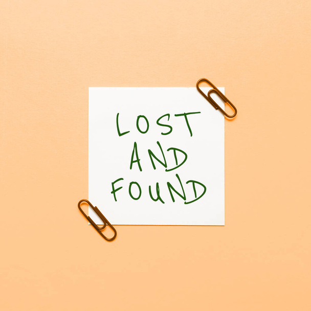 Sign exibindo Lost And Found, conceito de negócio Lugar onde você pode encontrar coisas esquecidas - Foto, Imagem