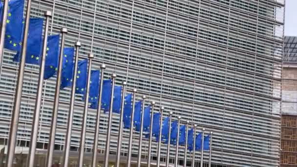 Ευρωπαϊκές Σημαίες μπροστά από το κτίριο της έδρας της Ευρωπαϊκής Επιτροπής στις Βρυξέλλες, Βέλγιο - Πλάνα, βίντεο