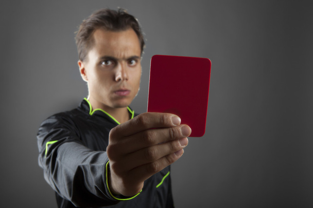 Árbitro de fútbol enojado mostrando la tarjeta roja
 - Foto, imagen