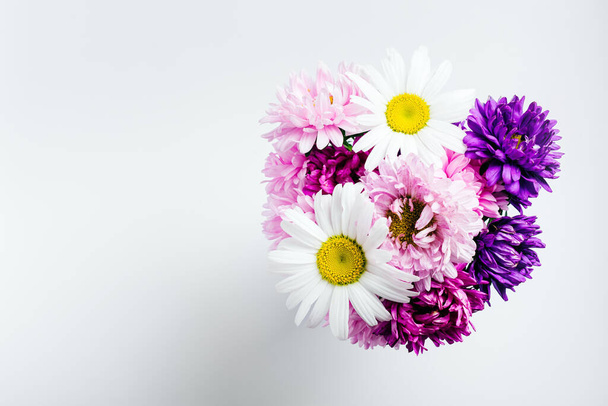 Gänseblümchen, Astern blühen. Strauss aus rosa und lila Blumen. - Foto, Bild