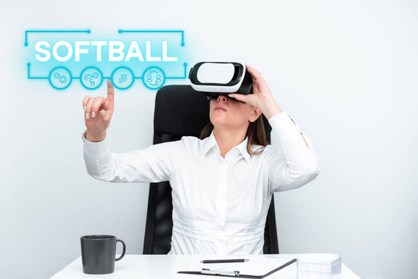 Textschild zeigt Softball, Business präsentiert eine Sportart, die dem Baseball mit Ball und Schläger ähnelt - Foto, Bild