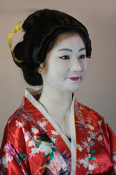 AIJEN, NEDERLAND - 10 december 2022: Maiko leerling met Japanse traditionele dans. Maiko is een leerling geisha. Maikos die liederen zingen, sjamisen of instrumenten spelen voor bezoekers op ozashiki. - Foto, afbeelding