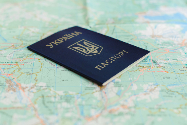Pasaporte ucraniano en el mapa turístico
 - Foto, Imagen