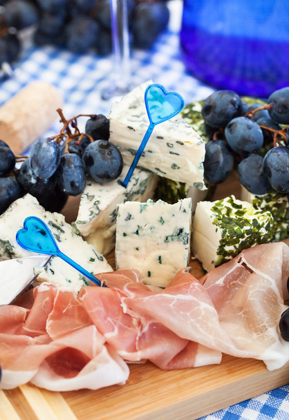 Ορεκτικό με τυρί, ζαμπόν και σταφύλι - Φωτογραφία, εικόνα