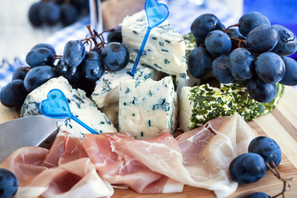 Aperitivo com queijo, presunto e uva
 - Foto, Imagem