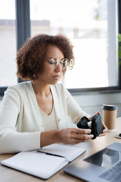 アフリカ系アメリカ人のビジネス女性がオフィスで糖尿病キットを保持  - 写真・画像