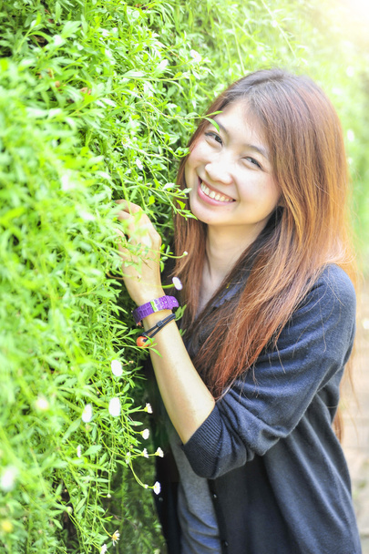 portret Azji młoda kobieta szczęśliwa i uśmiech na Doi tung ogród, Dh - Zdjęcie, obraz