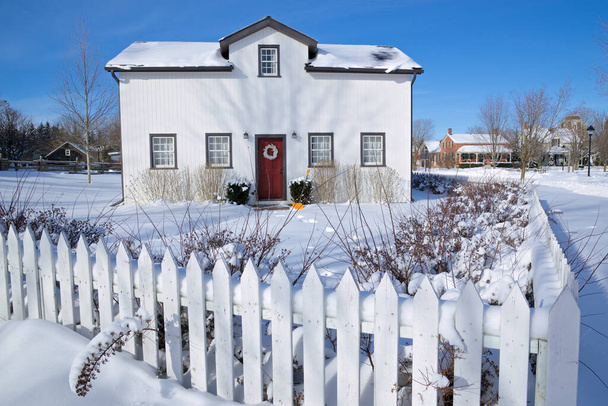 Ház külső a fehér kerítés télen, Toronto, Ontario, Kanada. - Fotó, kép