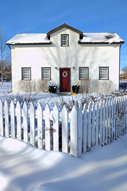 Ház fehér színű külső és fehér léccel télen, Toronto, Ontario, Kanada. - Fotó, kép