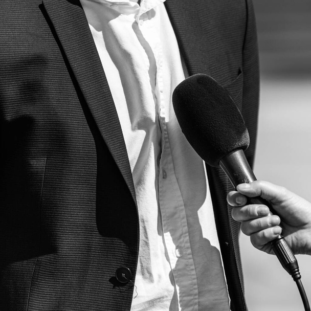 Новостные репортеры интервьюируют бизнесмена или политика  - Фото, изображение