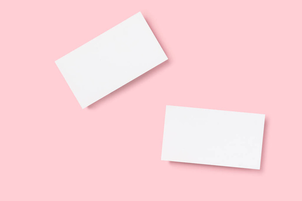 Mockup dva střih, sleva, vizitka na růžovém minimalismu pozadí s kopírovacím prostorem. Šablona pro návrh - Fotografie, Obrázek