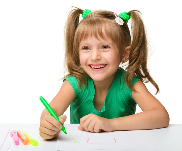 Cute little girl draws with markers - Valokuva, kuva