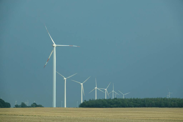 turbinas eólicas en el campo - Foto, Imagen