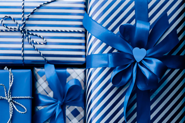 Ünnepi ajándékok és csomagolt luxus ajándékok, kék ajándékdobozok meglepetésként születésnapra, karácsonyra, szilveszterre, Valentin napra, boksz napra, esküvői és ünnepi bevásárlásra vagy szépségdobozra - Fotó, kép