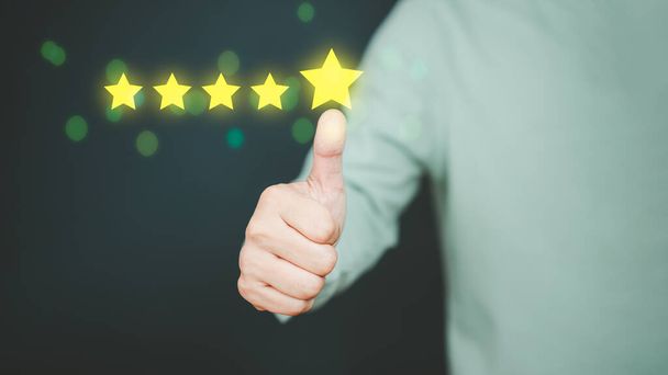 Man gibt positive Bewertungen für Umfragen zur Kundenzufriedenheit, Fünf-Sterne-Bewertung, Kundenbewertung Feedback, Service-Bewertung Zufriedenheit und Testimonial-Konzept. - Foto, Bild