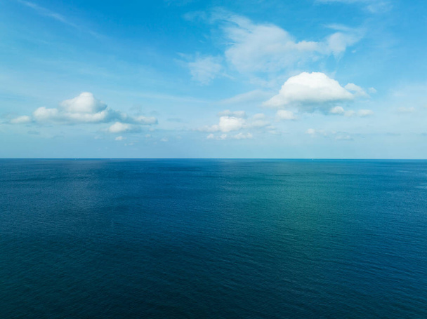 Aerial view Geweldige open zee, Prachtige oceaan in de ochtend zomerseizoen, Beeld door Aerial view drone shot, hoge hoek uitzicht Top down sea background - Foto, afbeelding