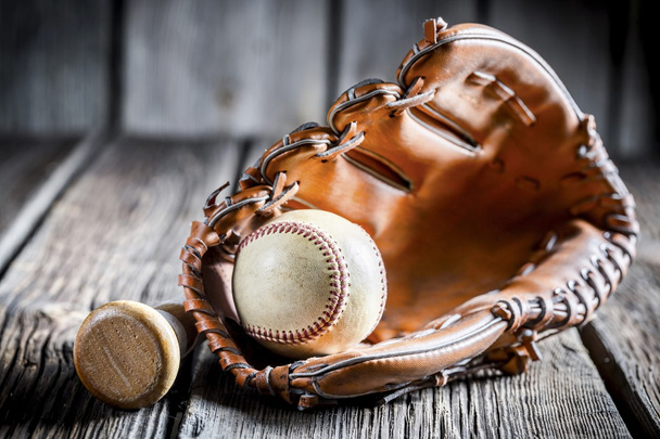 Worn Baseball ball and glove - Foto, afbeelding