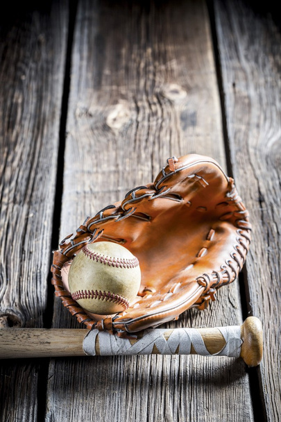 Vintage baseball ball and glove - Foto, afbeelding