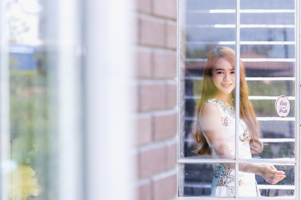 Krásná mladá žena Asie s otevřené dveře - Fotografie, Obrázek