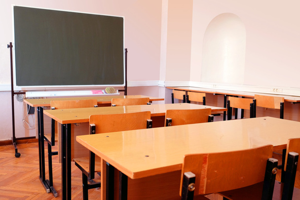 Klasse met bureaus en een schoolbord - Foto, afbeelding