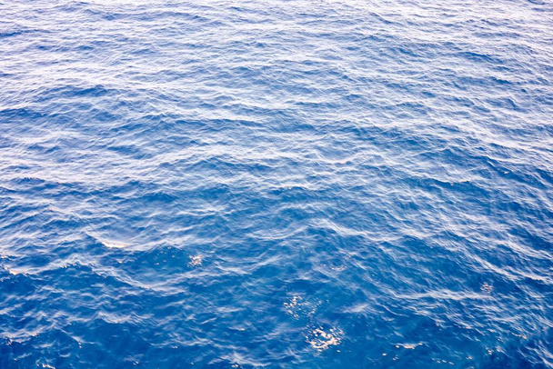 zeeoppervlak met helder blauw oceaanwater - Foto, afbeelding