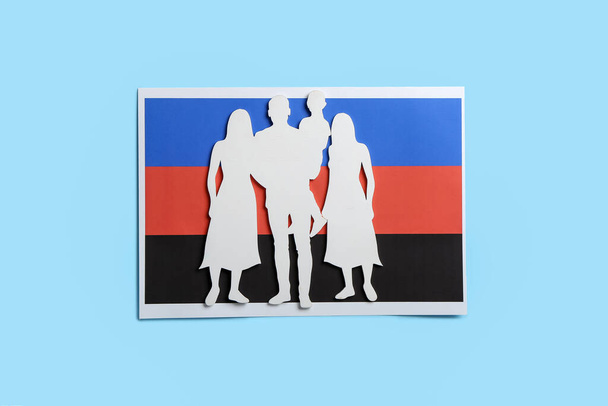 Figure de famille avec drapeau en polyamide sur fond bleu - Photo, image