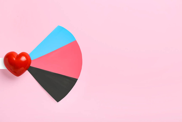 Corazón y papel en colores de bandera de poliamory sobre fondo rosa - Foto, Imagen