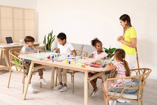 Маленькі діти з учителем під час майстер-класу з живопису в Ебру в майстерні
 - Фото, зображення