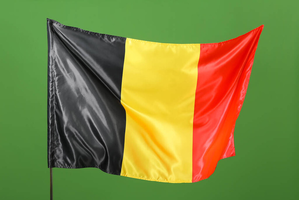 Yeşil arka planda Belçika 'nın ulusal bayrağı - Fotoğraf, Görsel