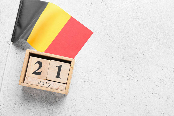 Açık arkaplanda Belçika 'nın Küp takvimi ve bayrağı - Fotoğraf, Görsel