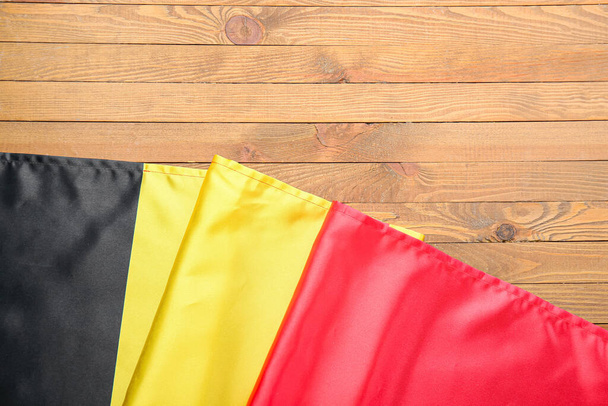 Belçika bayrağı ahşap arka plan üzerinde - Fotoğraf, Görsel