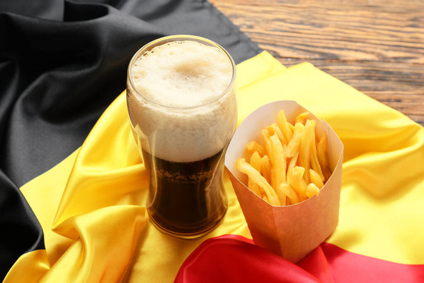 Flaga Belgii, szklanka piwa i papierowego pudełka z frytkami na drewnianym tle, zbliżenie - Zdjęcie, obraz