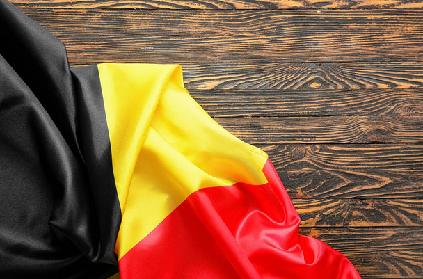 Flaga Belgii na ciemnym drewnianym tle - Zdjęcie, obraz