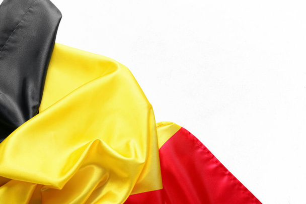 Belçika bayrağı beyaz arka plan üzerinde - Fotoğraf, Görsel